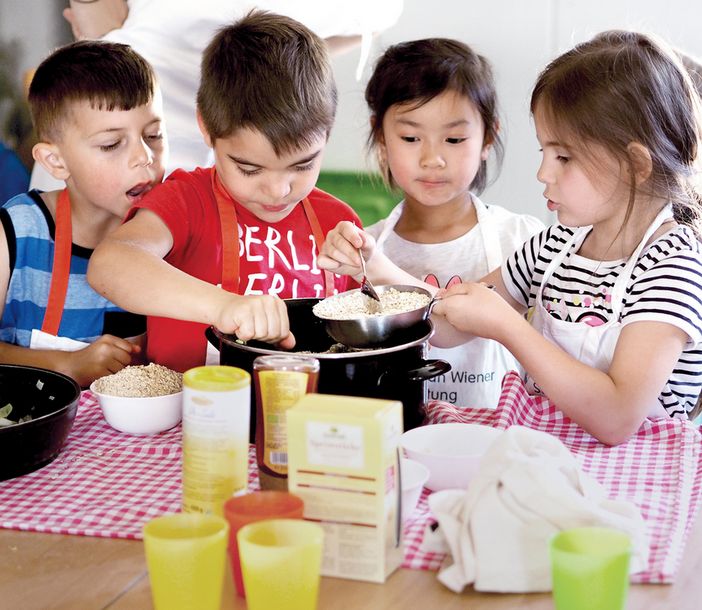 Kinder kochen mit Haferflocken