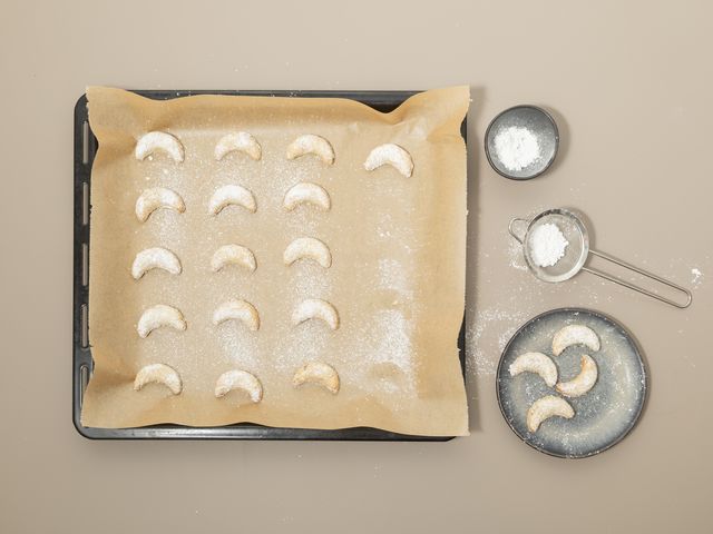 Vanillekipferl auf einem Backblech