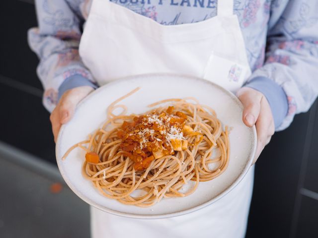 Ein Teller mit Vollkornspaghetti und LInsen-Bolognese