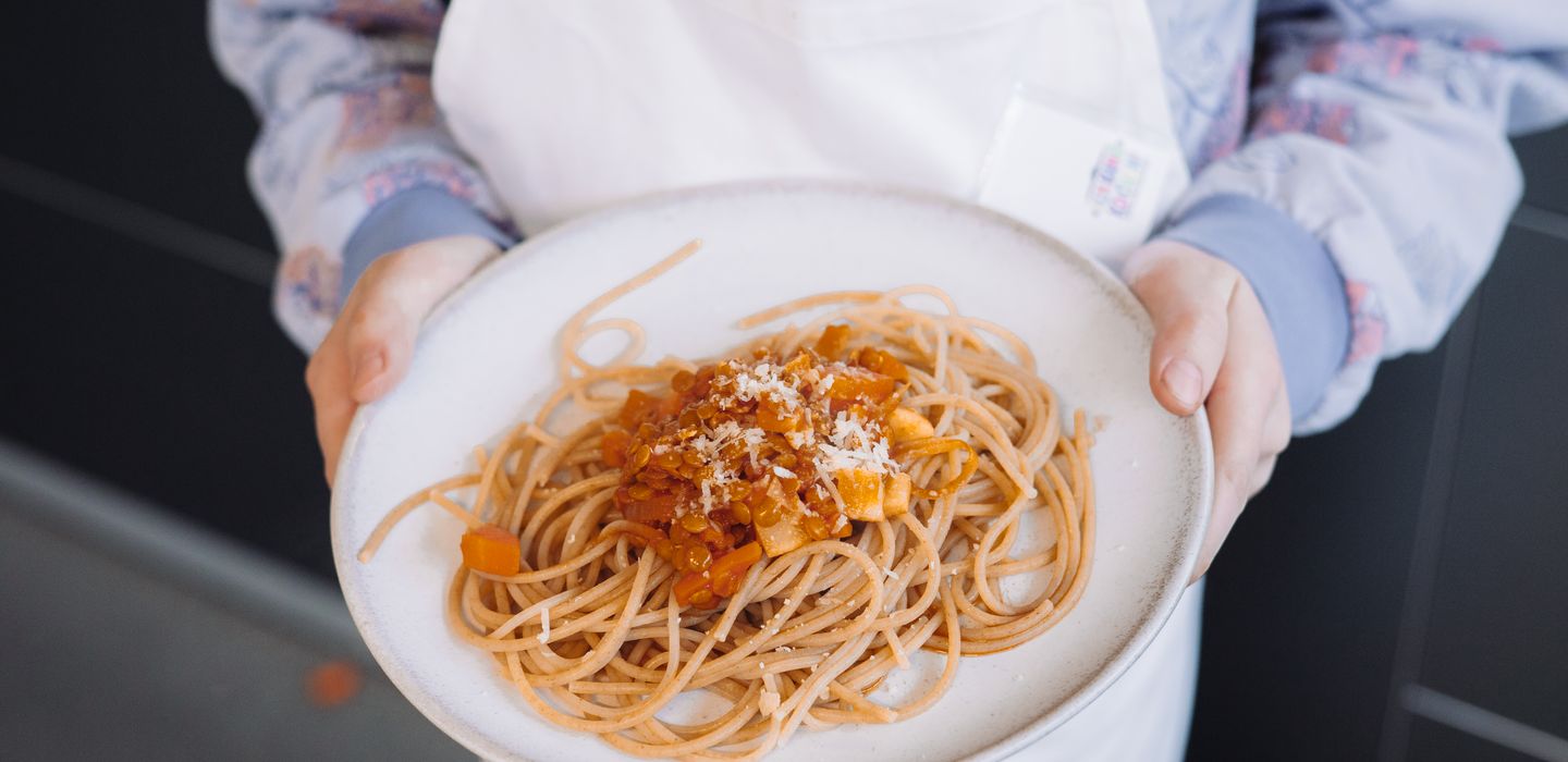Ein Teller mit Vollkornspaghetti und LInsen-Bolognese