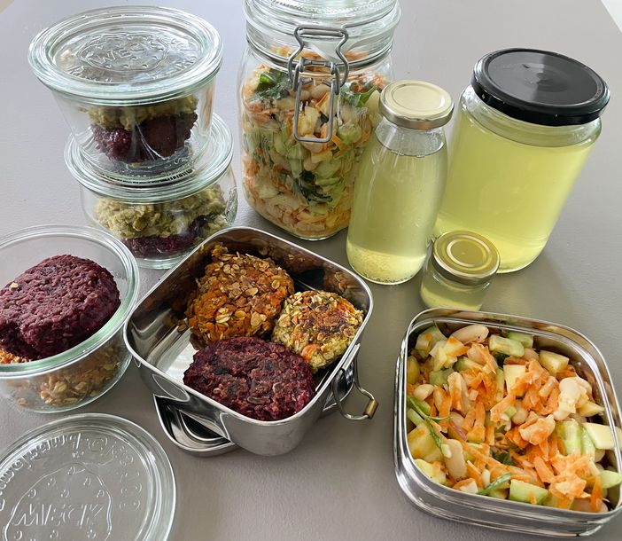 Gemüsebratlinge, Rohkostsalat mit weißen Bohnen, Salat und Brühe in Einmachgläsern