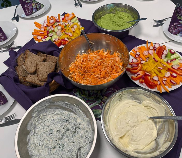 Blick auf Tisch mit Dips, Rohkoststicks usw.