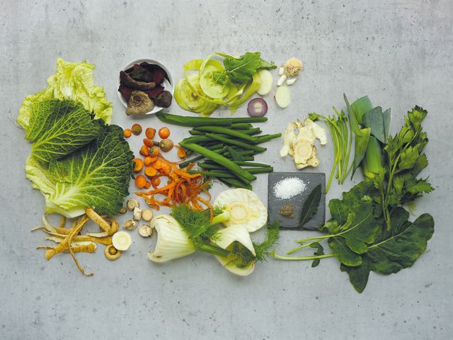 Zutaten für Brühe aus Gemüseresten