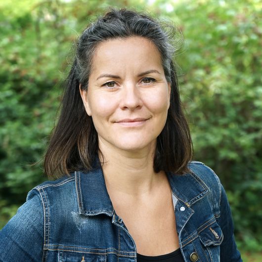 Porträt von Stefanie Kaske, Referentin Bildungsprogramm und Koordinatorin Elternangebote bei der Sarah Wiener Stiftung 