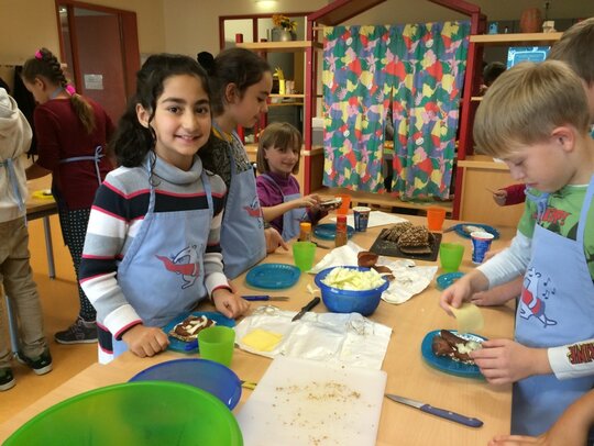 Kindergartenkinder belegen gesunde Brote