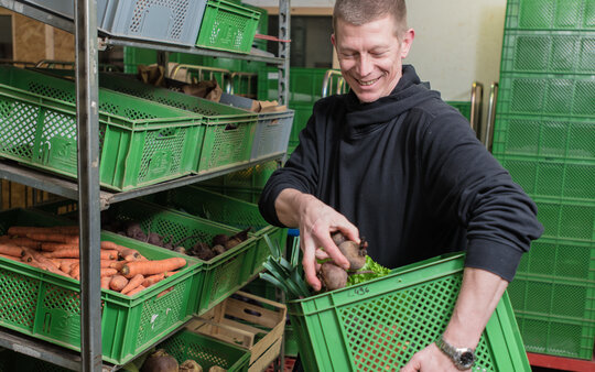 Landwirt Henning Jahn von unserem Partnerhof Gut Rothenhausen lagert geerntete Kartoffeln ein.