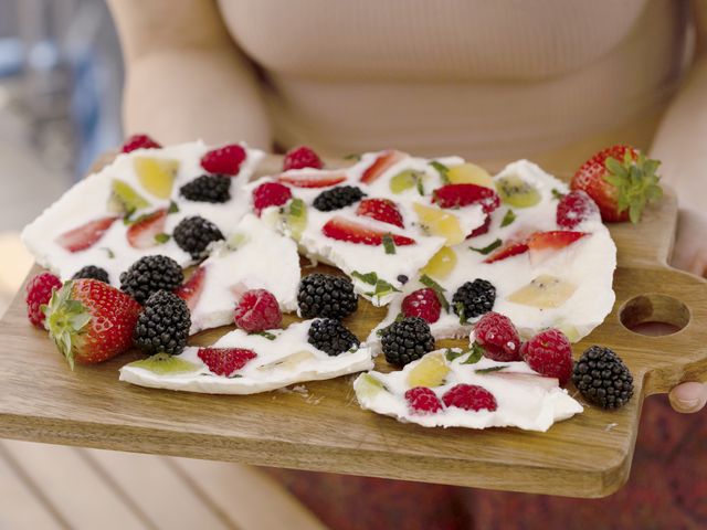 In Stücke gebrochener Eis-Joghurt mit Obst und Beeren
