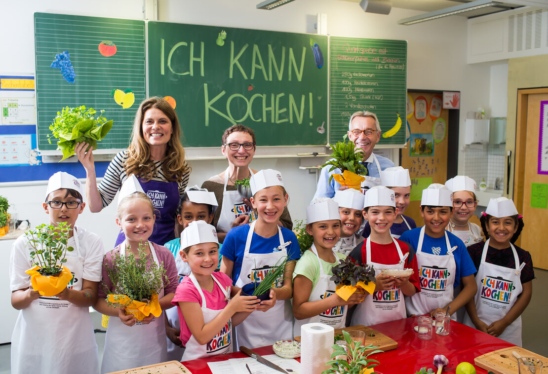 Sarah Wiener und Gerhard Potuschek von der BARMER kochen mit Kindern 