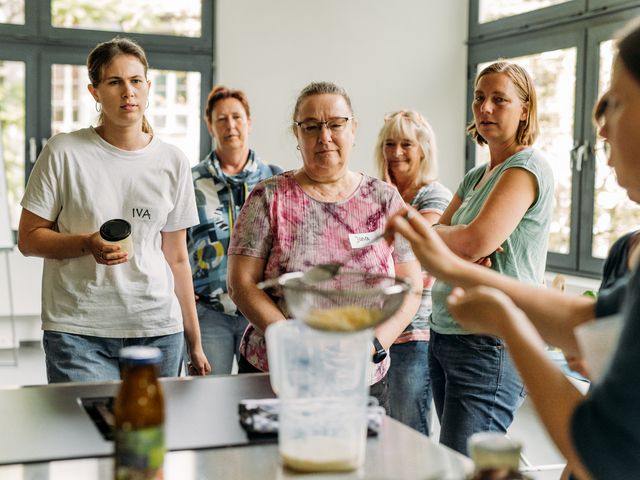 Eine Gruppe Frauen steht in einer Küche