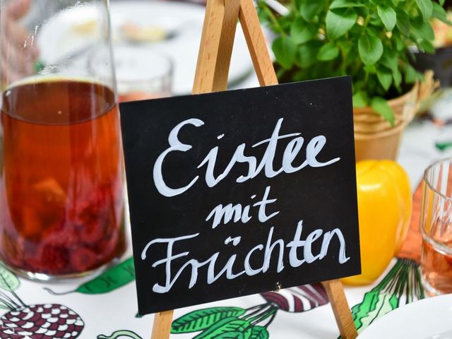 Selbstgemachter Eistee mit Früchten