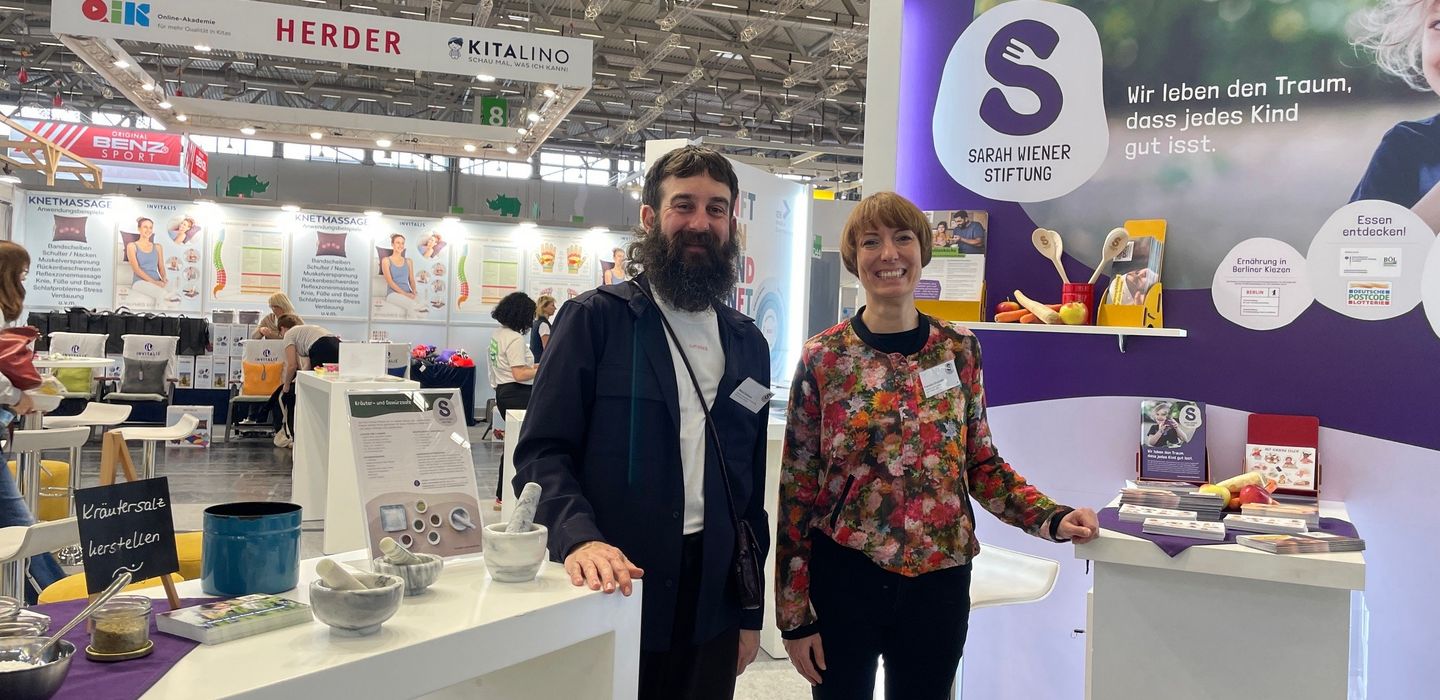 Zwei Personen an einem Messestand auf der Didacta