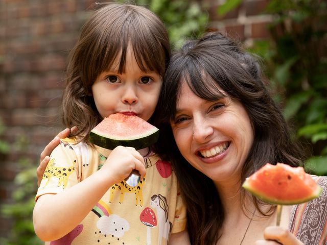 Mutter und Kind genießen ein Meloneneis am Stiel