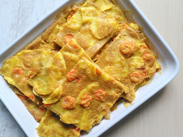 Gemuse-Ofenschnitten in einer weißen Keramikform