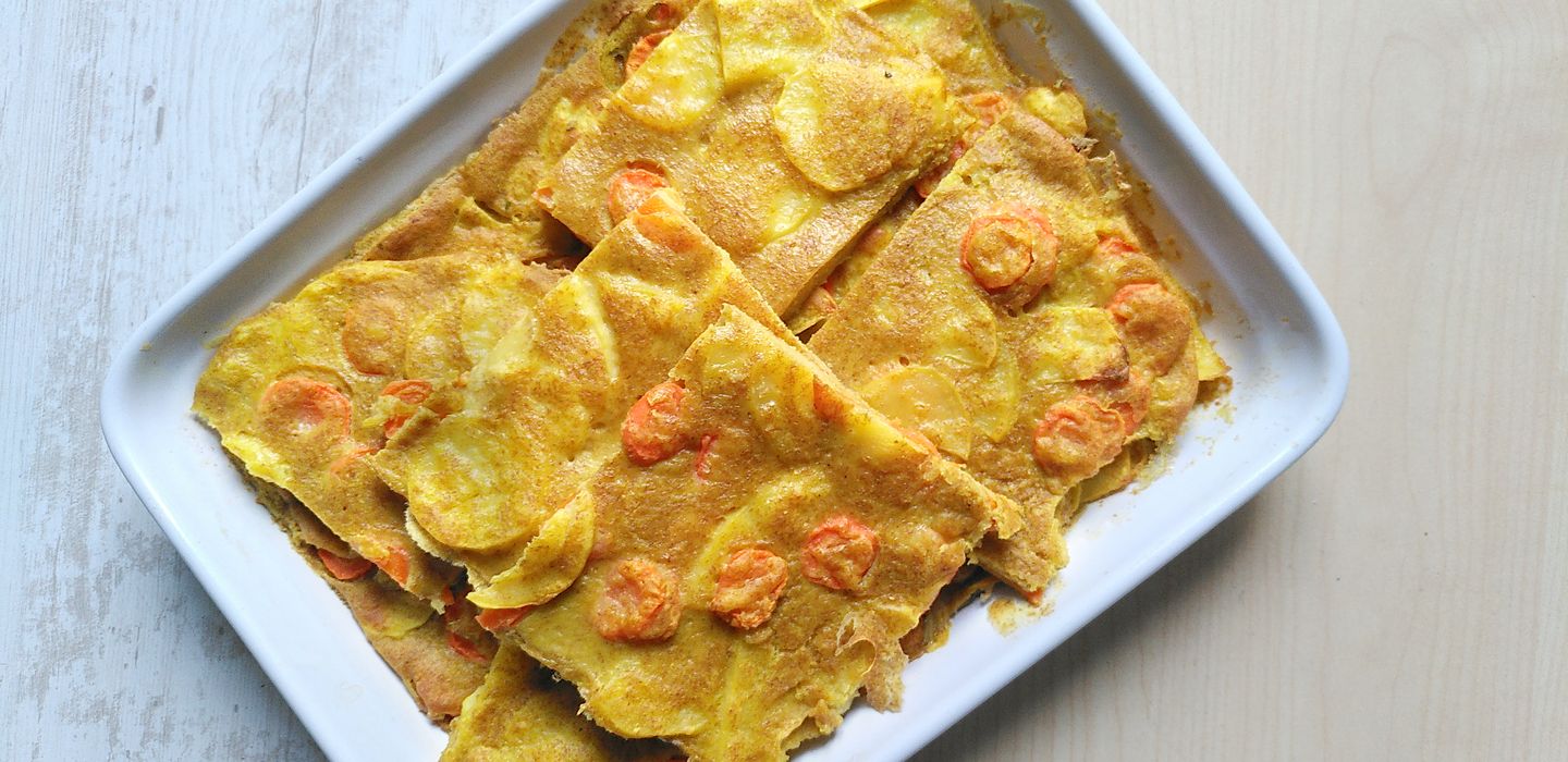 Gemuse-Ofenschnitten in einer weißen Keramikform