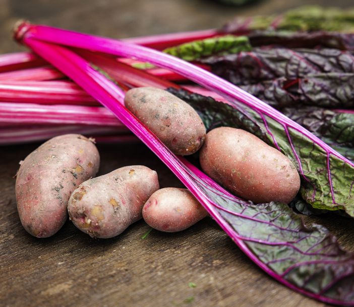 Pinker Mangold und Kartoffeln