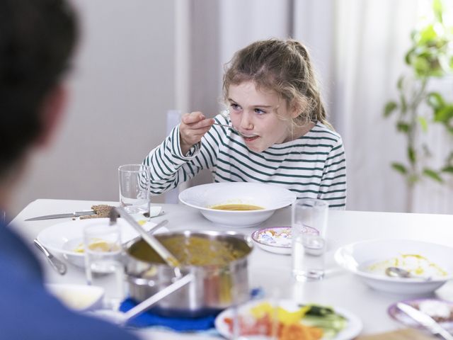 Kind isst Suppe