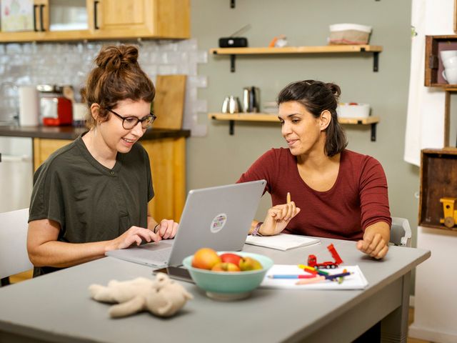 Zwei Frauen nehmen per Laptop an einem Webinar teil