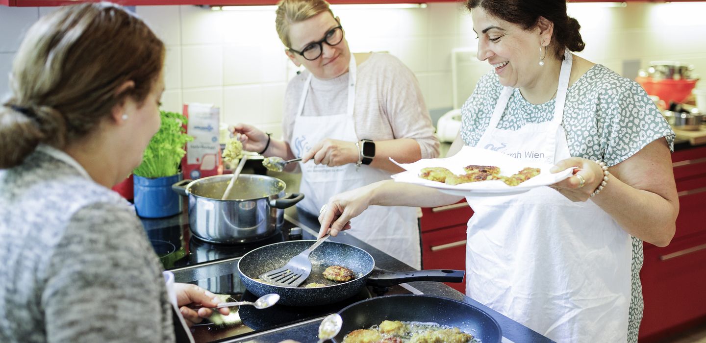 Drei Frauen braten Bratlinge