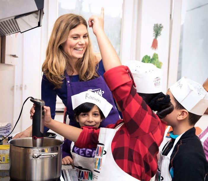 Sarah Wiener mit Kindern am Herd