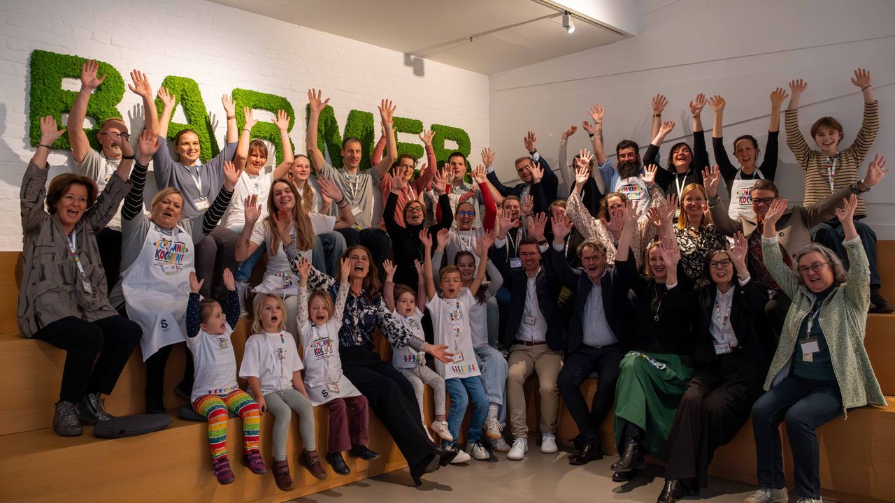 Kinder und Erwachsene jubeln mit erhobenen Armen