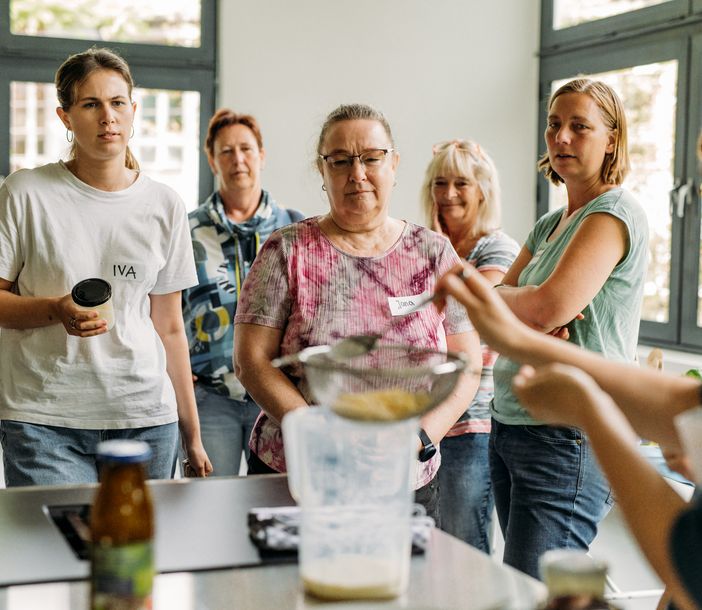 Eine Gruppe Frauen steht in einer Küche
