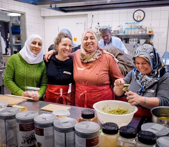 Frauen kochen gemeinsam im Familienzentrum