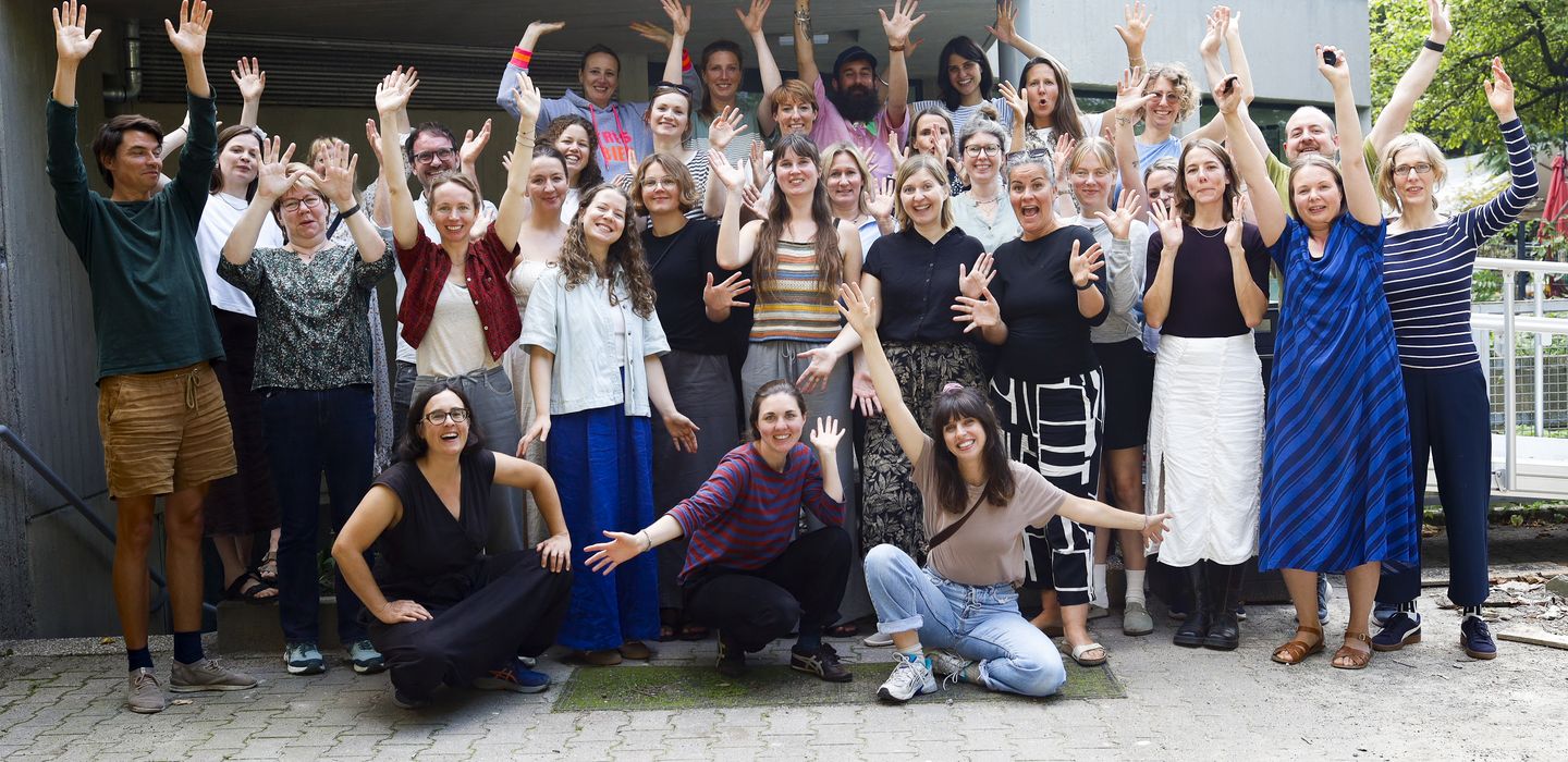 Das Team der Sarah Wiener Stiftung jubelt