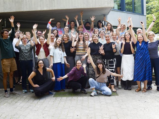 Das Team der Sarah Wiener Stiftung jubelt