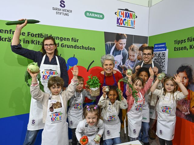 Sarah Wiener mit Kindern und Erwachsenen auf dem VDD