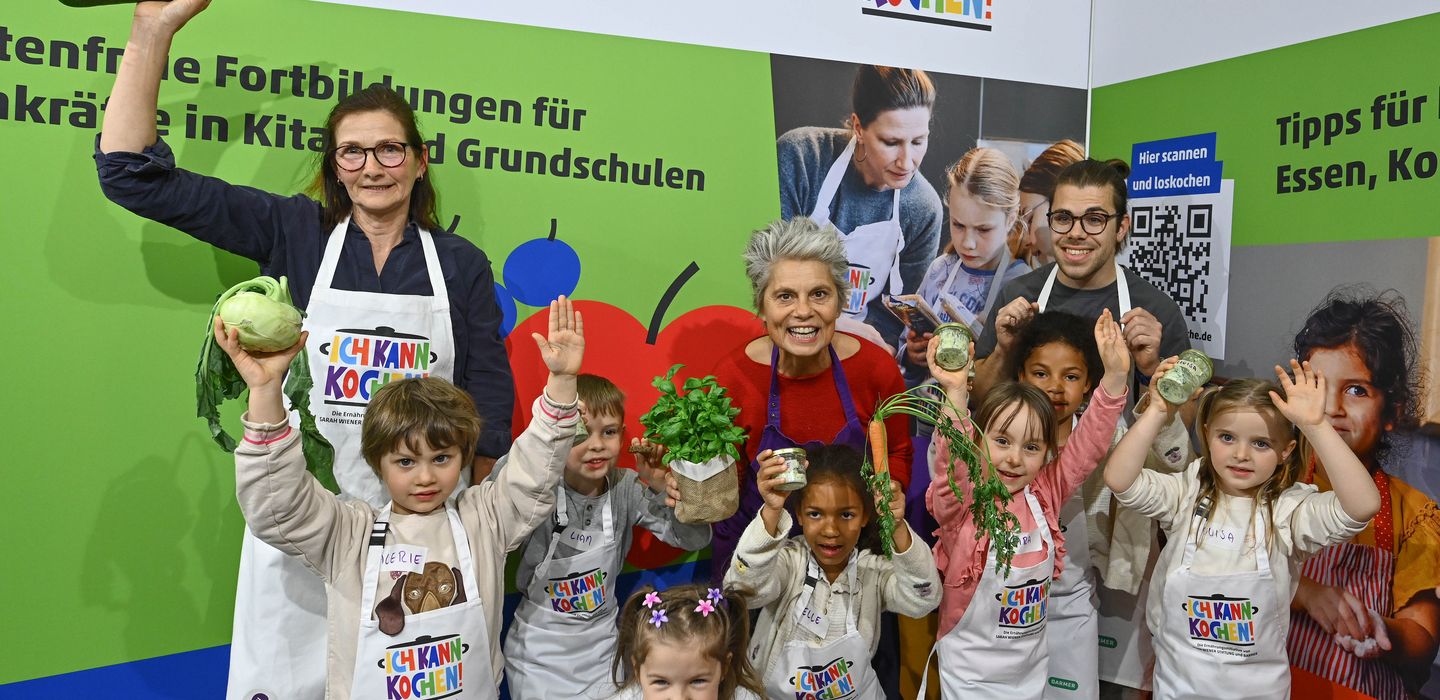 Sarah Wiener mit Kindern und Erwachsenen auf dem VDD