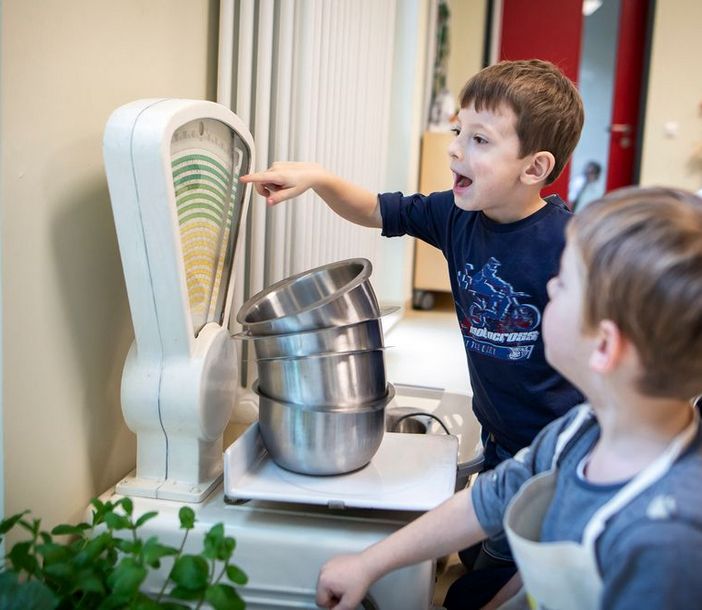 Kinder wiegen Lebensmittel