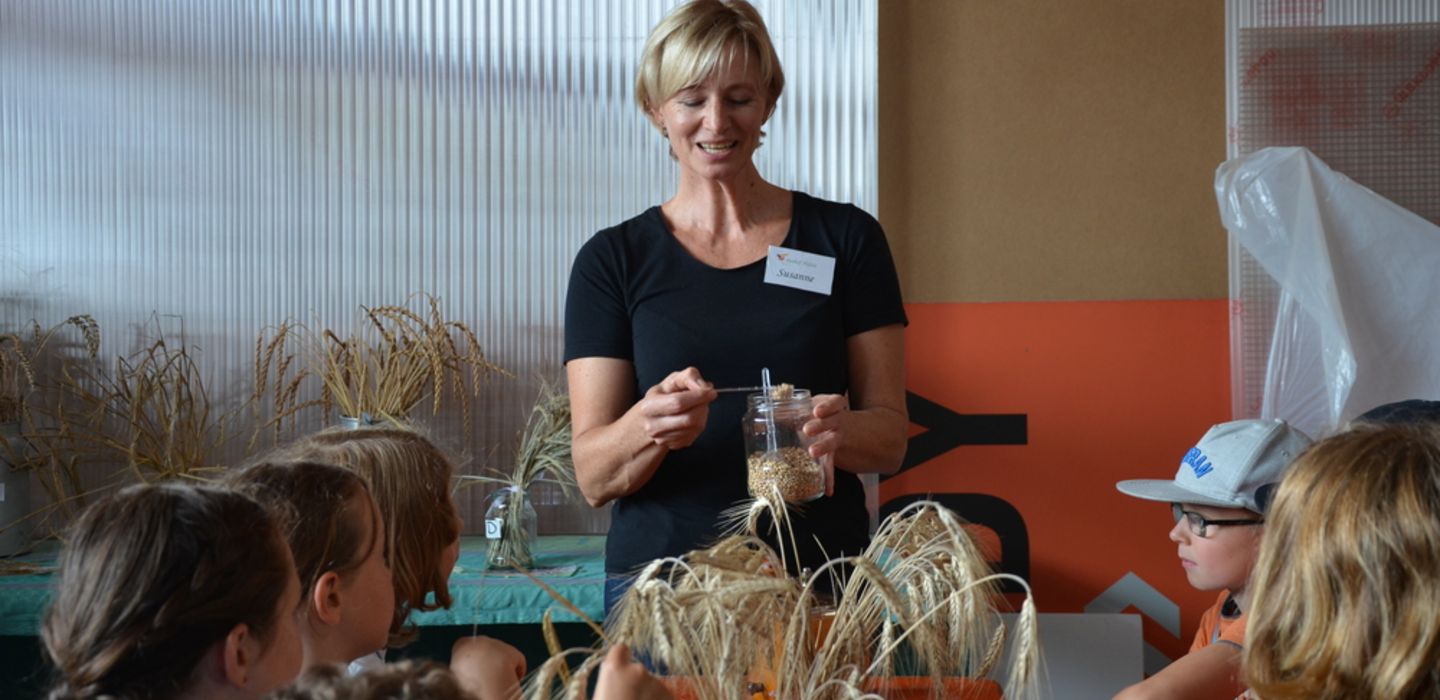 Susanne Hefele erklärt den Kindern etwas zu Getreide