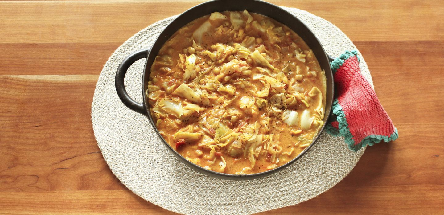 Spitzkohleintopf in einem schwarzen Topf