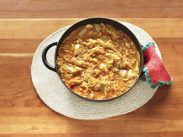 Spitzkohleintopf in einem schwarzen Topf