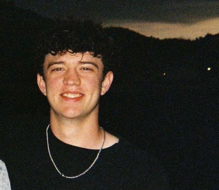 Der erwachsene Nik lächelt in die Kamera