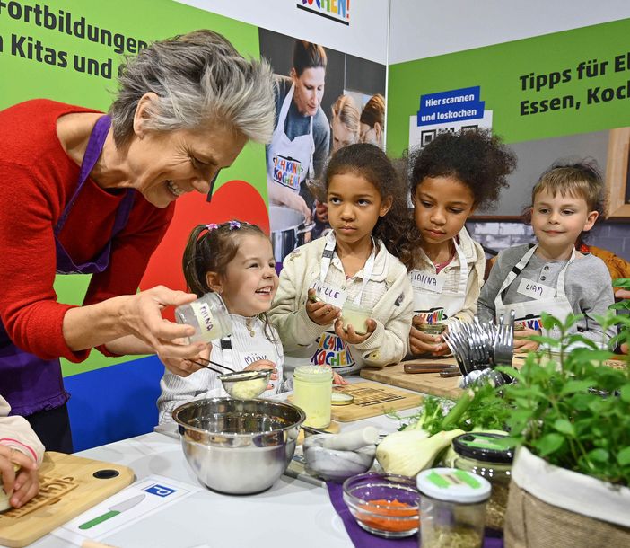 Sarah Wiener am Stand auf dem VDD-Kongress mit Kindern
