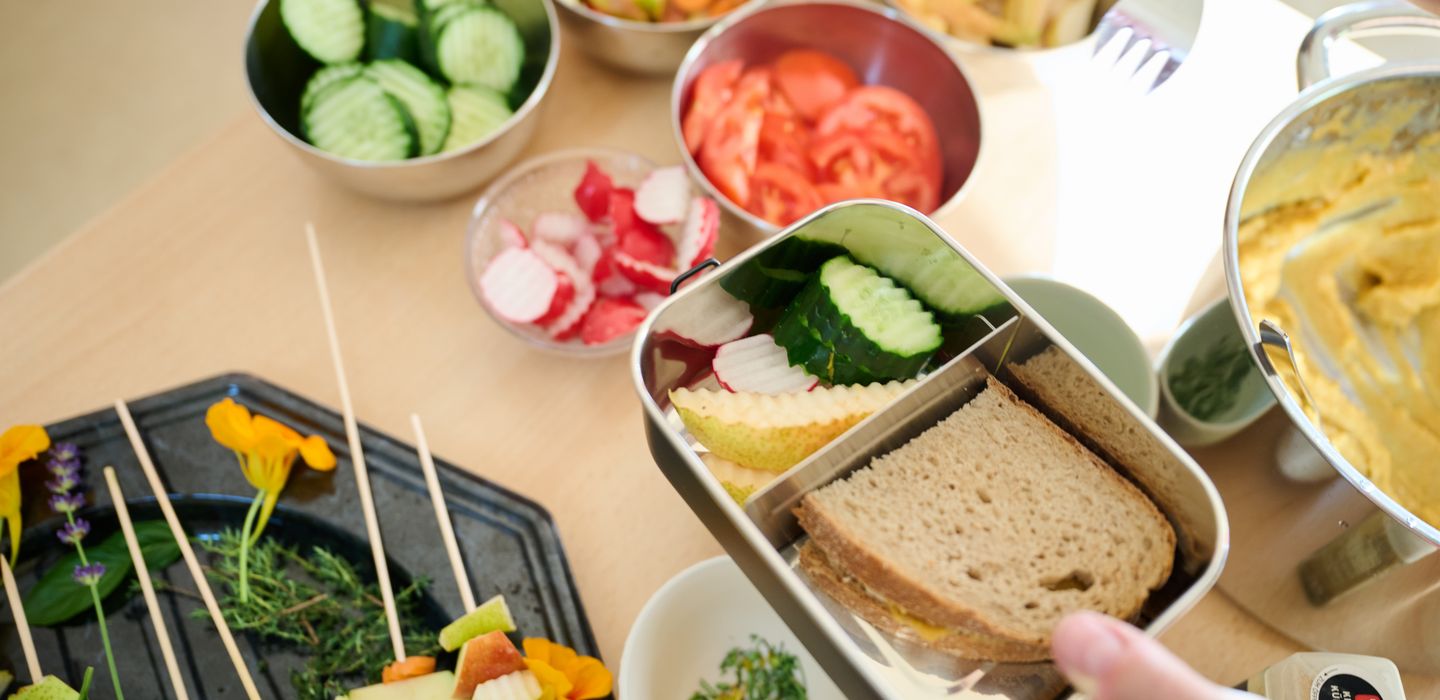 Eine Brotdose mit Brot und verschiedenem Gemüse