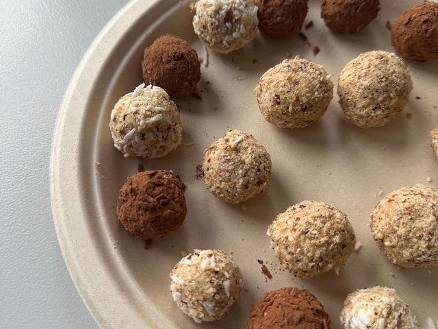 Dunkle und helle Hafer-Sahnekugeln auf einem Teller