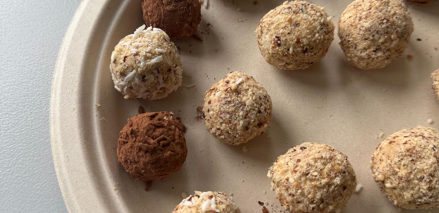 Dunkle und helle Hafer-Sahnekugeln auf einem Teller