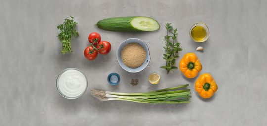 Zutaten für Couscous-Salat auf einer Arbeitsplatte 