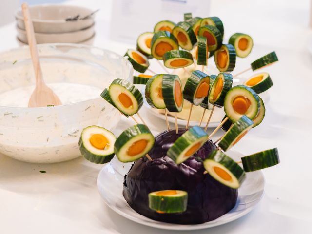 Gurken–Möhren–Lollis, in einen halben Rotkohl gesteckt