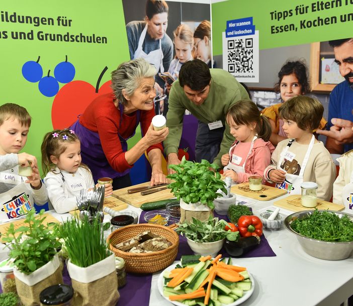 Sarah Wiener zusammen mit 5 Kindern